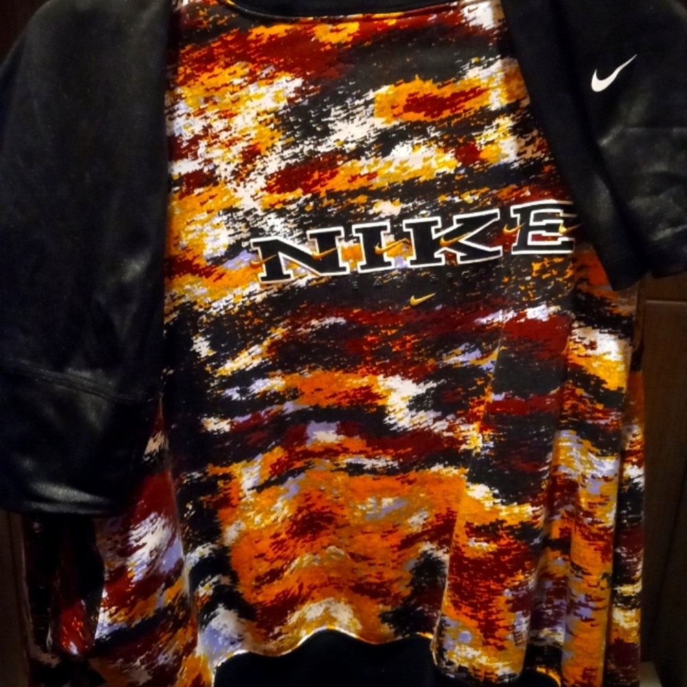 Nike multi color sweater with matching black Nike leggings!!;only worn once clea